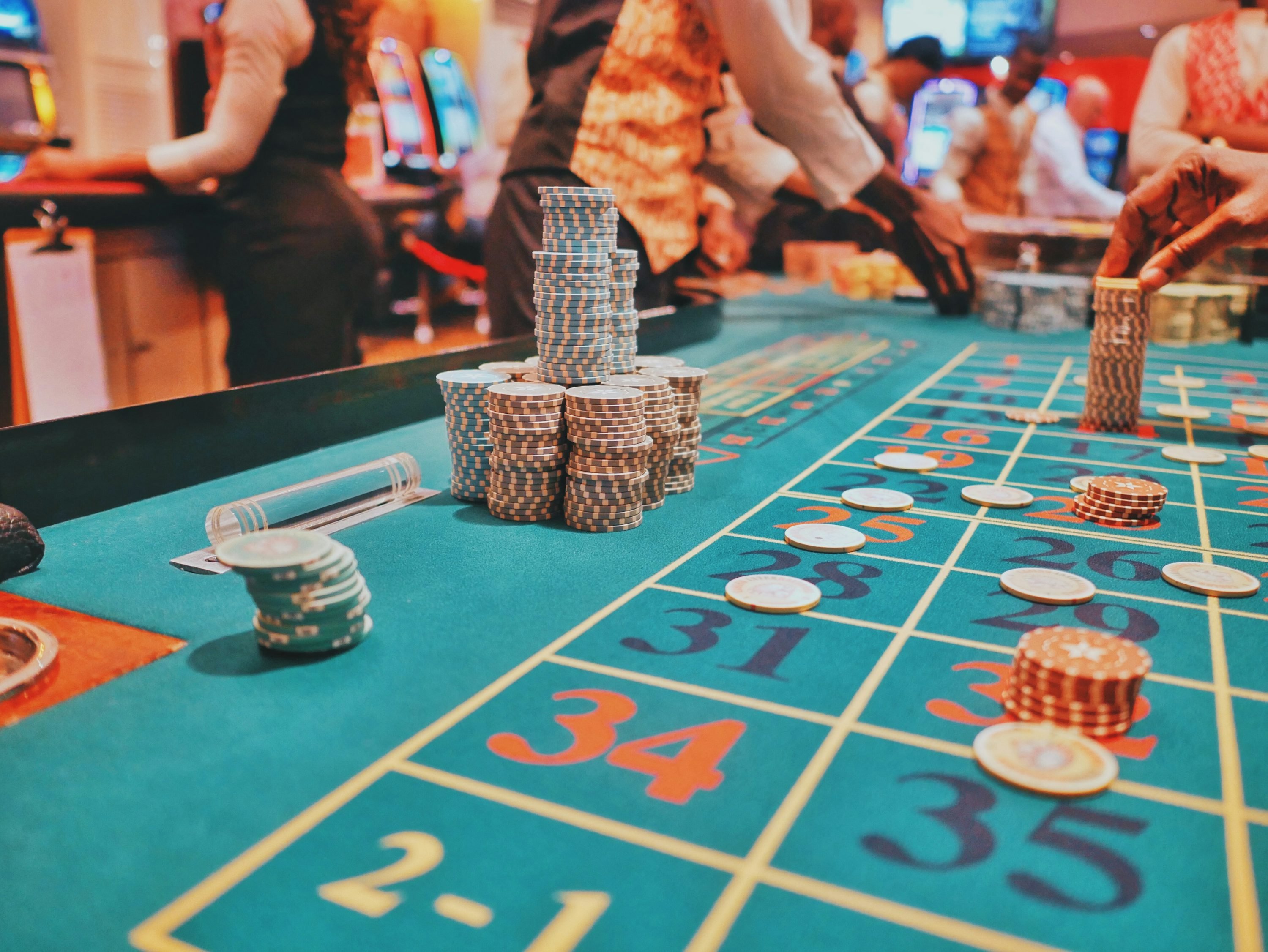 Pemain menikmati slot online kaskostoto dari perangkat mobile